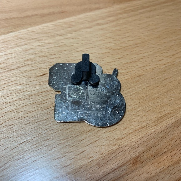 Disney Star Wars BB-8 Rebel Resistance Hero Pin - Picture 2 of 2